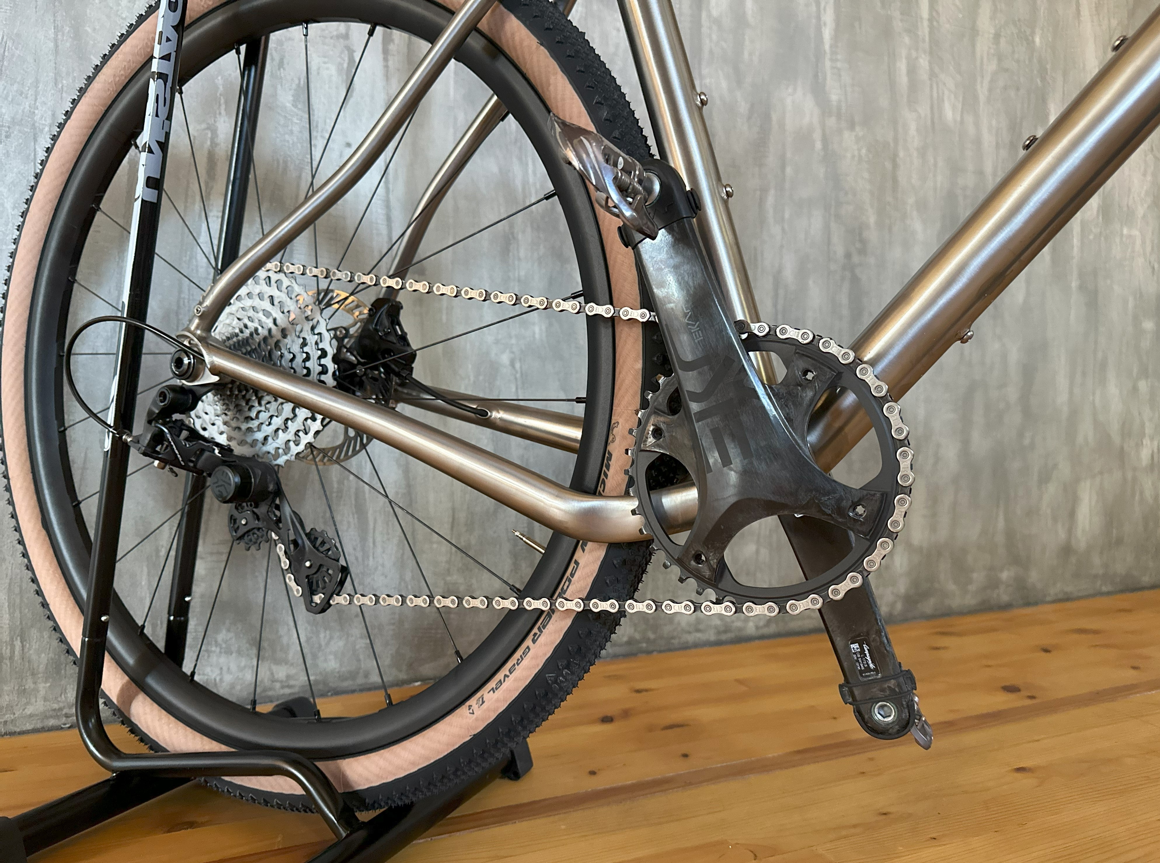Blackheart Gravel TI Titan Rahmenkit mit Customaufbau